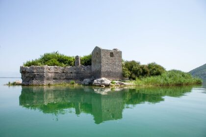 Grmožur čuvar drevnih tajni i traganja između ljudi, kamena i vode